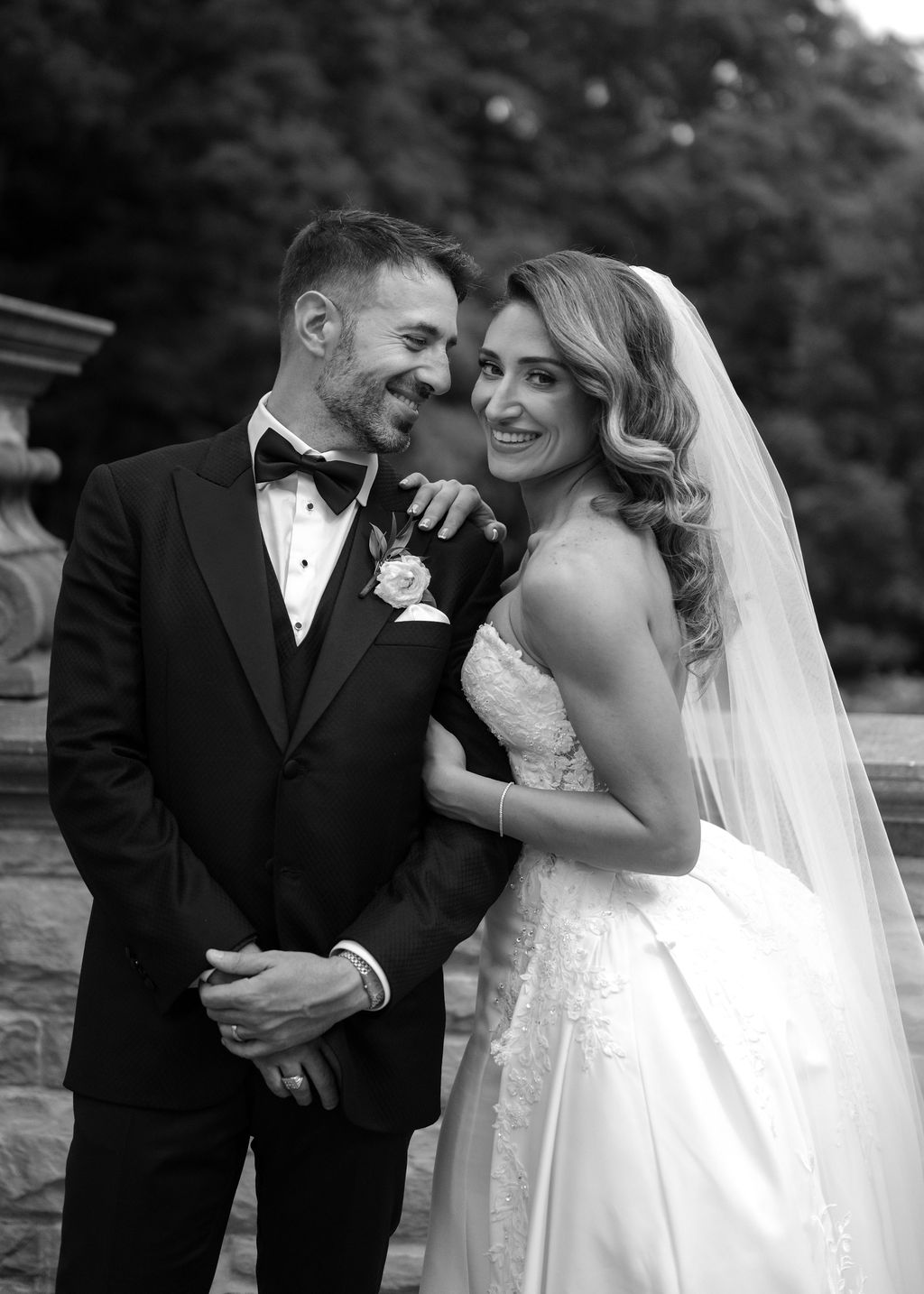 black-and-white-couple-photo-bride-groom